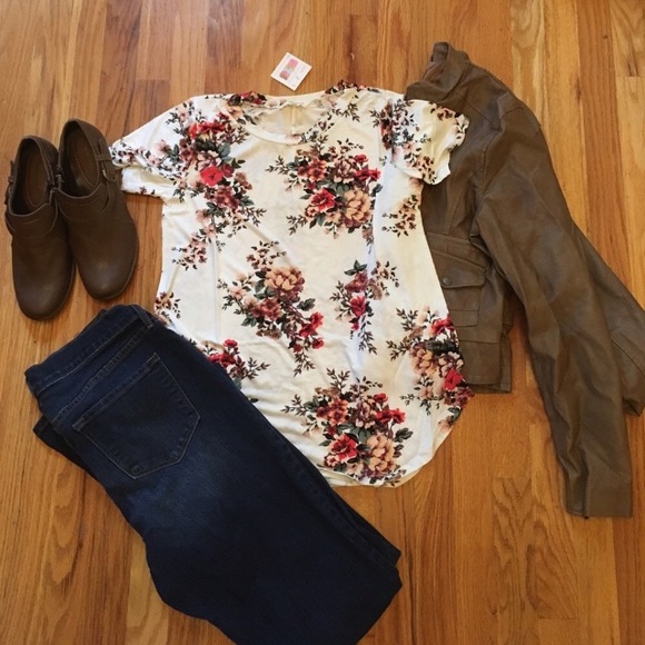 Gorgeous Ivory Floral Top - Picture 6 of 8